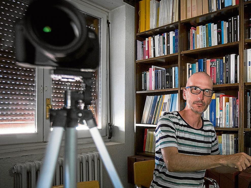 Pablo Lozano, ayer, preparando la grabación de una de las entrevistas del documental sobre el bucardo.