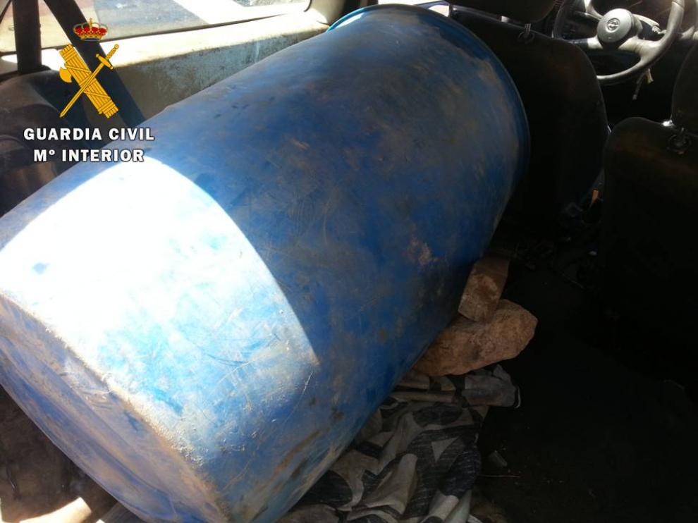 Fotografía del interior del vehículo con un bidón de gasoil.