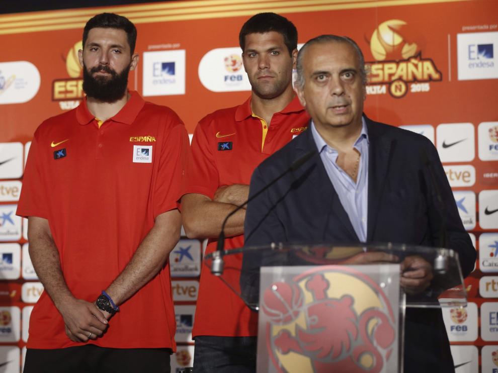 Nikola Mirotic (i) y Felipe Reyes (c) escuchan la intervención del presidente de la Federación Española de Baloncesto, José Luis Sáez.