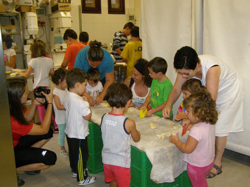 Los niños trabajan la masa en la panadería turiasonense.