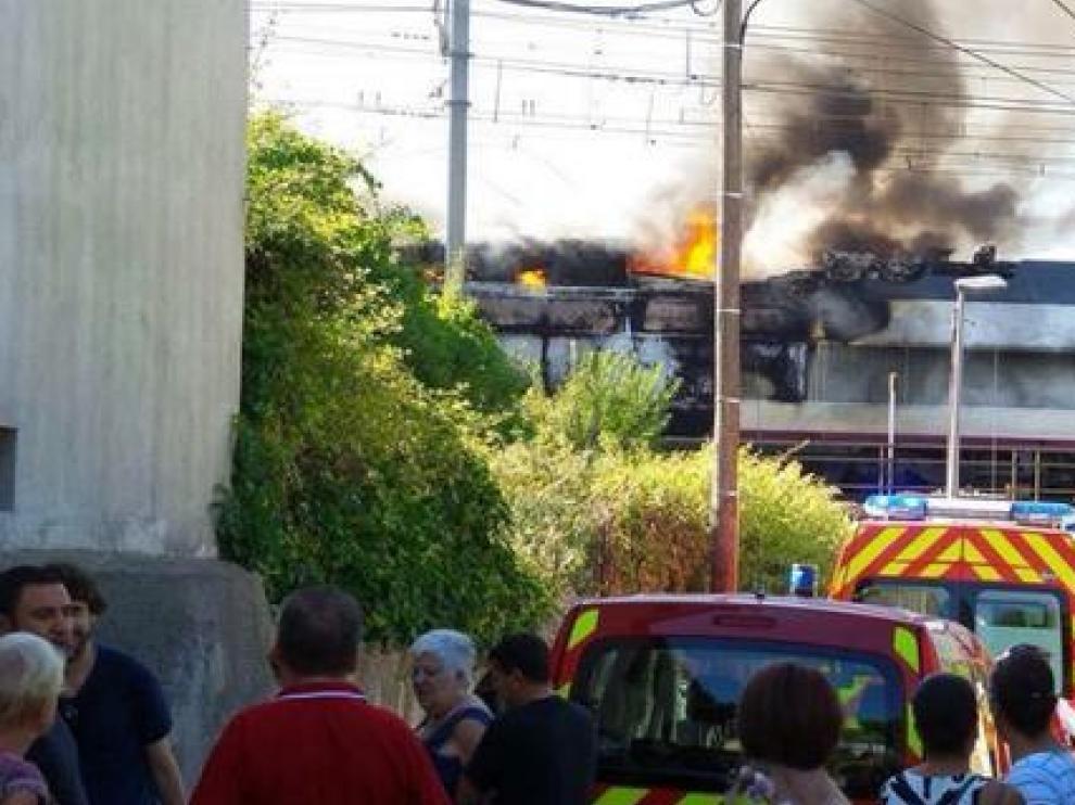 Unos 300 pasajeros evacuados por un incendio en el AVE que cubre la