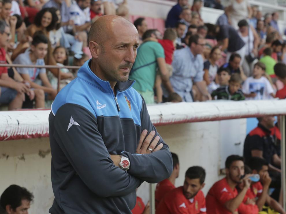 Ranko Popovic, con gesto serio, sigue el partido del sábado en Tarragona desde el banquillo zaragocista.