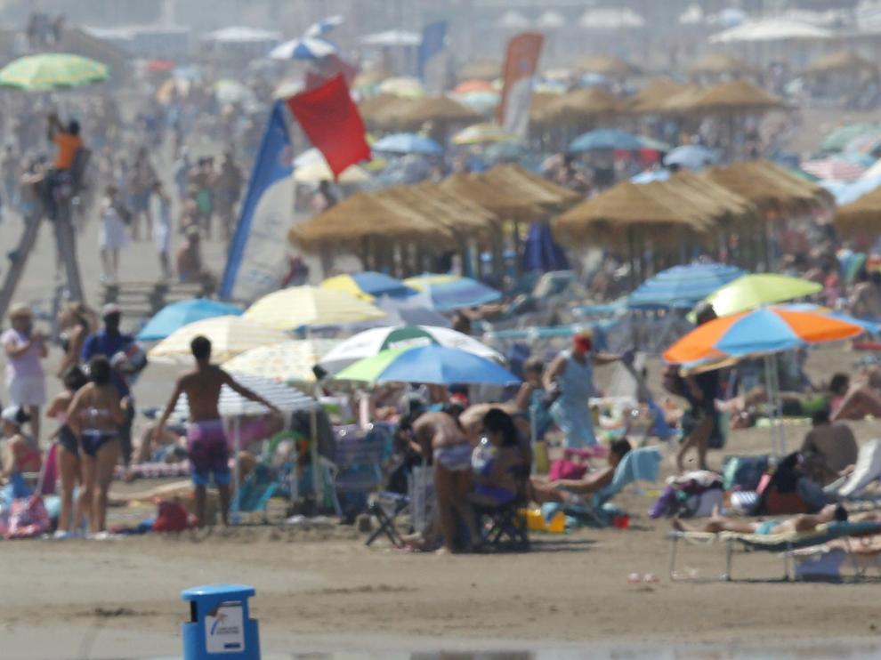 Fotografía de una playa en agosto.