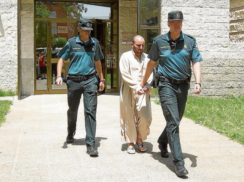El Fatmi C. es conducido por la Guardia Civil a prisión tras declarar ante el juez.