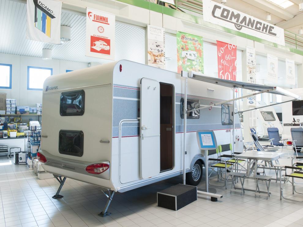 Equipada para llegar a cualquier punto. Varias camas, nevera, salón, baño y múltiples espacios para guardar enseres... A todo esto hay que añadir una mayor capacidad de maniobra que las tradicionales caravanas.
