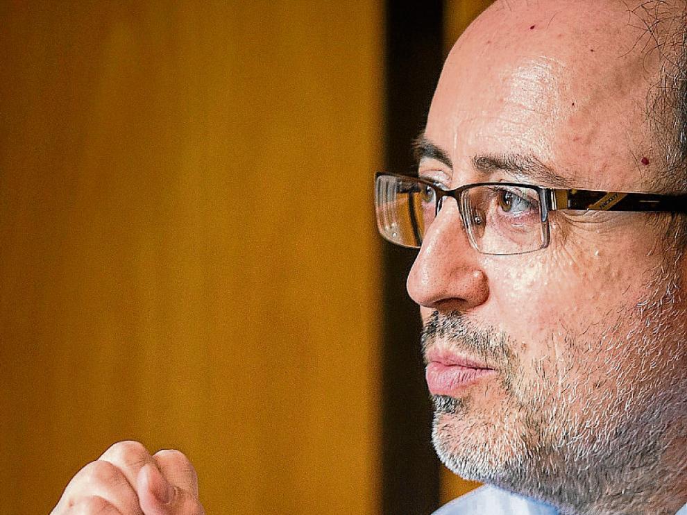 José Mariano Moneva, en su despacho de la Facultad.