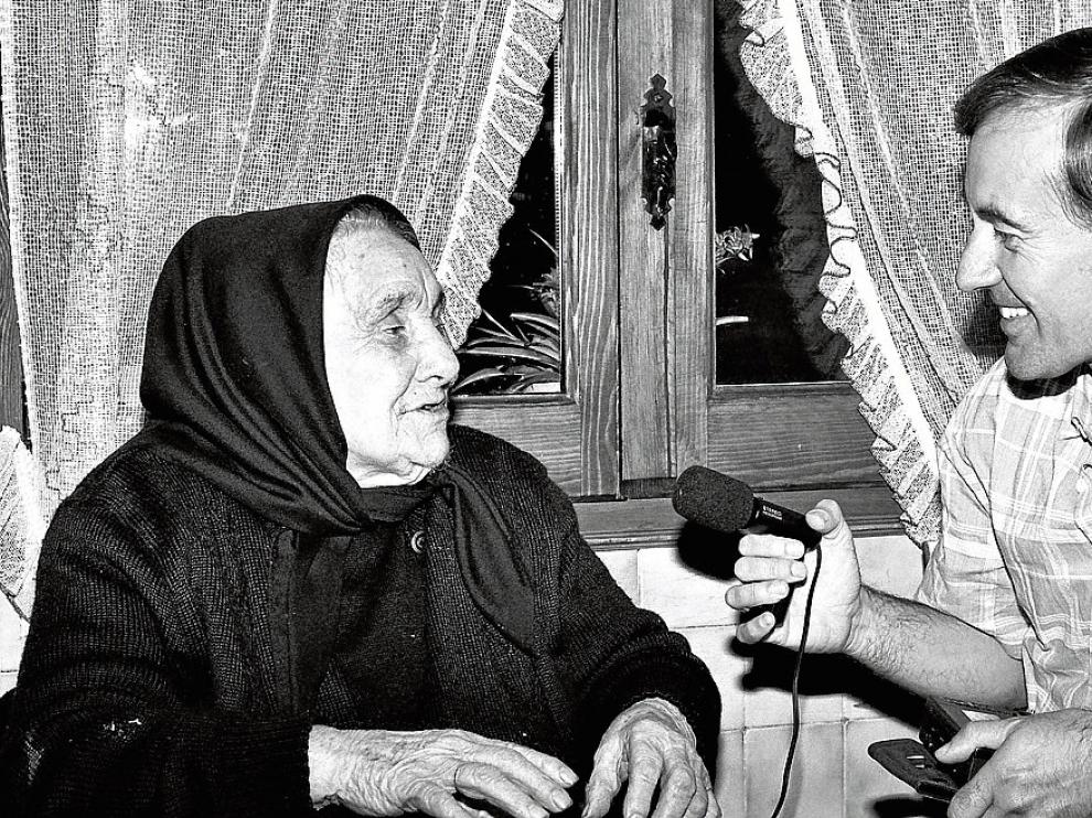 Brian Mott, entrevistando a Antonia Mur Bielsa, de casa Zueras, Gistaín, el 7 de octubre de 1991.