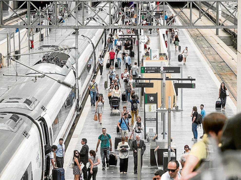 Imagen de la llegada de un AVE a la estación Delicias de Zaragoza a principios de junio.