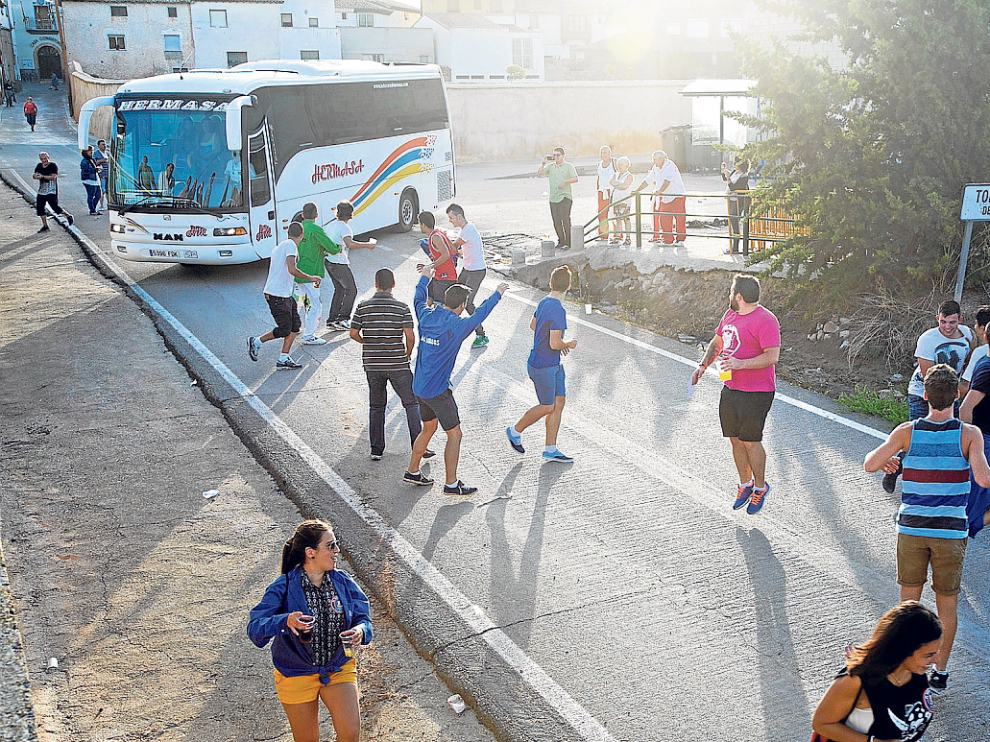 Los jóvenes torralbinos corrieron ayer entre risas en el tradicional 'Encierro del bus'.