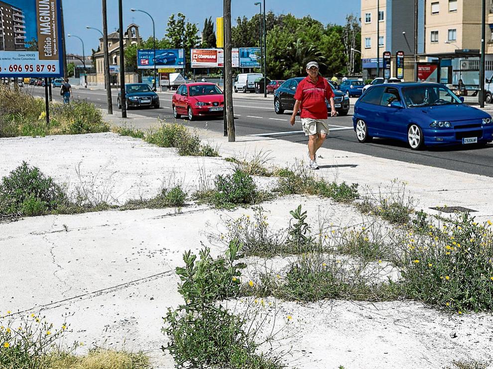 Los solares abandonados y las farolas provisionales centran las críticas de los vecinos.
