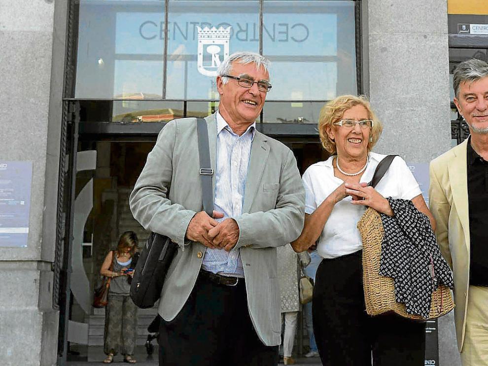 Los alcaldes Joan Ribó (Valencia), Manuela Carmena (Madrid) y Pedro Santisteve (Zaragoza) ayer en la madrileña plaza de Cibeles.