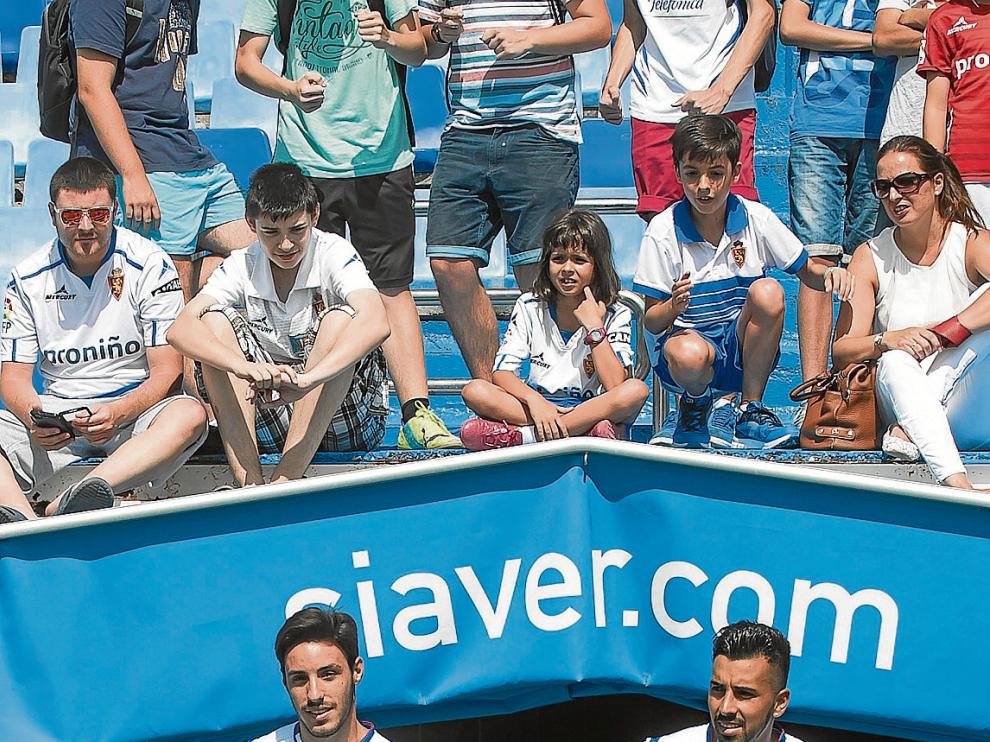 Isaac Carcelén izquierday Jorge Díaz, ayer en el estadio municipal de La Romareda.