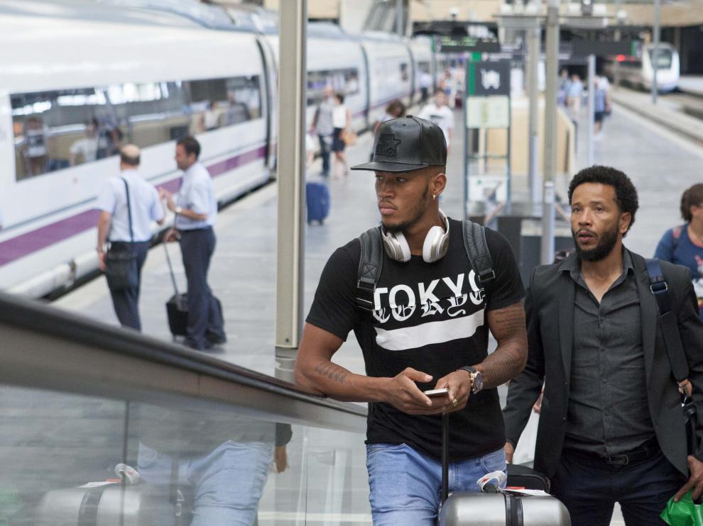 Freddy Hinestroza y su agente Freddy Candanosa, ayer en la estación Delicias.