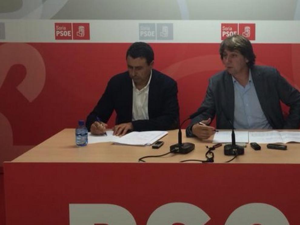 El diputado socialista Félix Lavilla (i) junto al secretario general del PSOE de Soria y alcalde de la capital, Carlos Martínez.