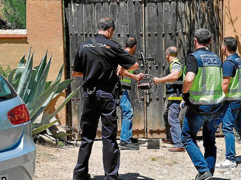 La Policía procede a la entrada en el caserío donde se cultivava la marihuana.