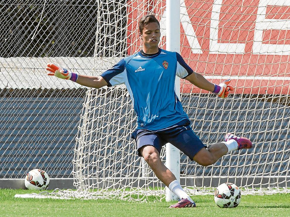 Óscar Whalley patea una pelota en un entrenamiento.