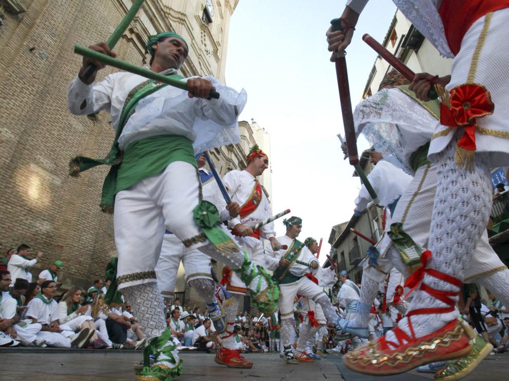 Los Danzantes, durante el tradicional acto de las fiestas de San Lorenzo