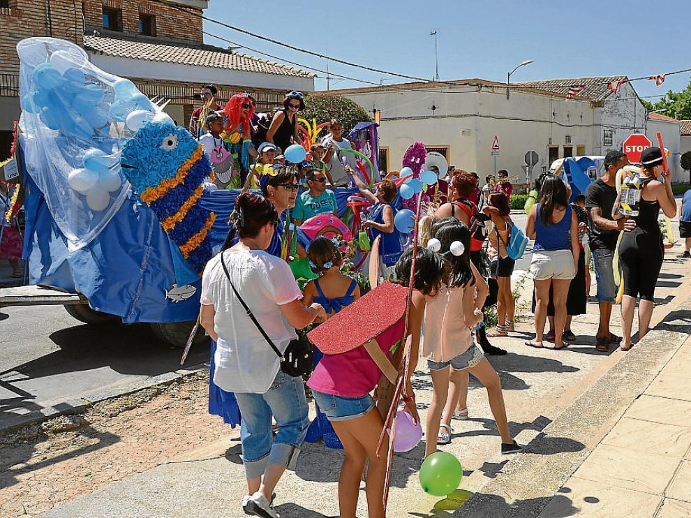La carroza que encabezó el pasacalles de inicio de fiestas recorrió el barrio.