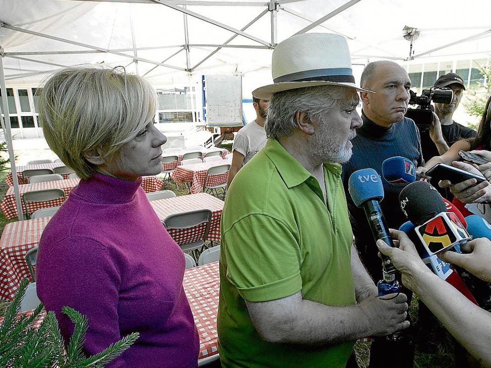 Pedro Almodóvar atiende a los periodistas, junto a Emma Suárez y Darío Grandinetti.