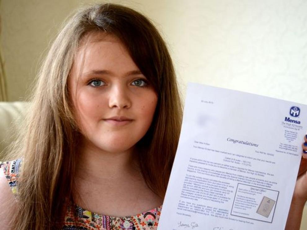 Fotografía de Nicole Barr y el certificado que acredita su CI publicada por el Mirror.