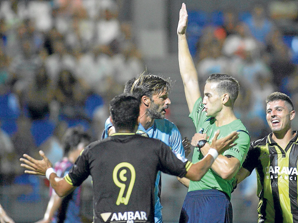 Abraham Minero, sonriente, acude a protestar el gol anulado a Ortuño en el partido del viernes en El Alcoraz frente al Huesca.