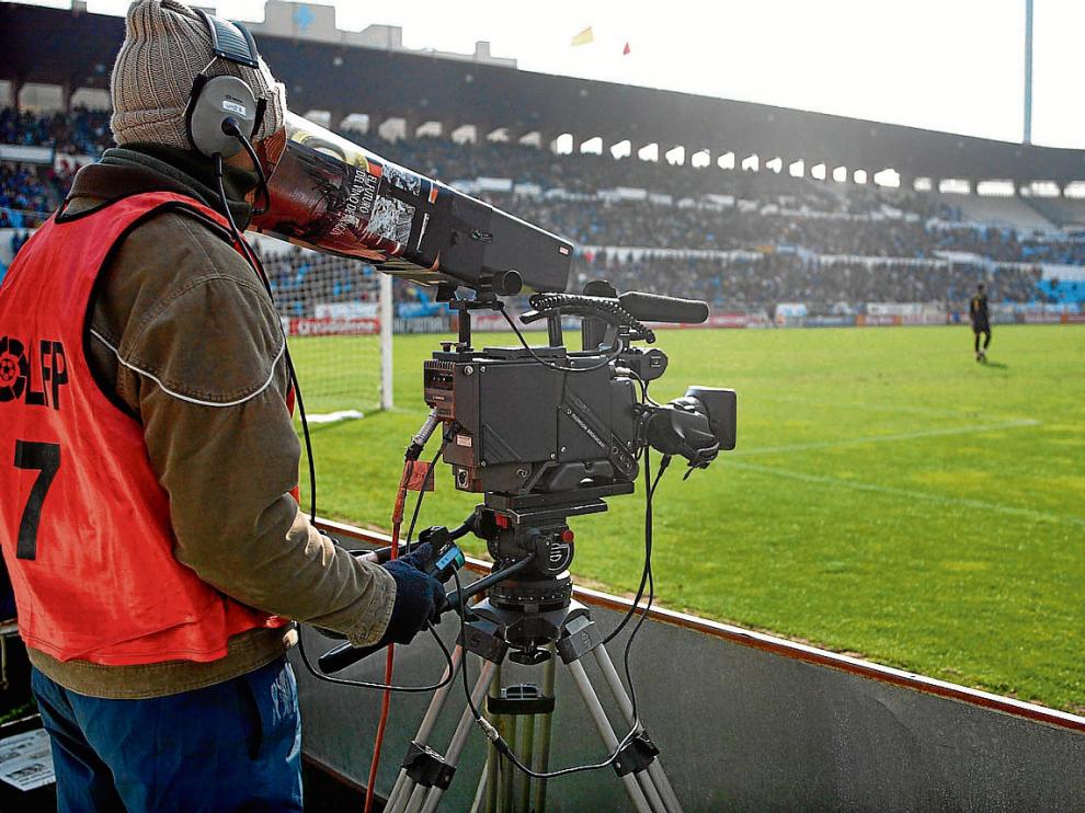 Un cámara de televisión, en la banda de La Romareda, en fotografía de archivo.