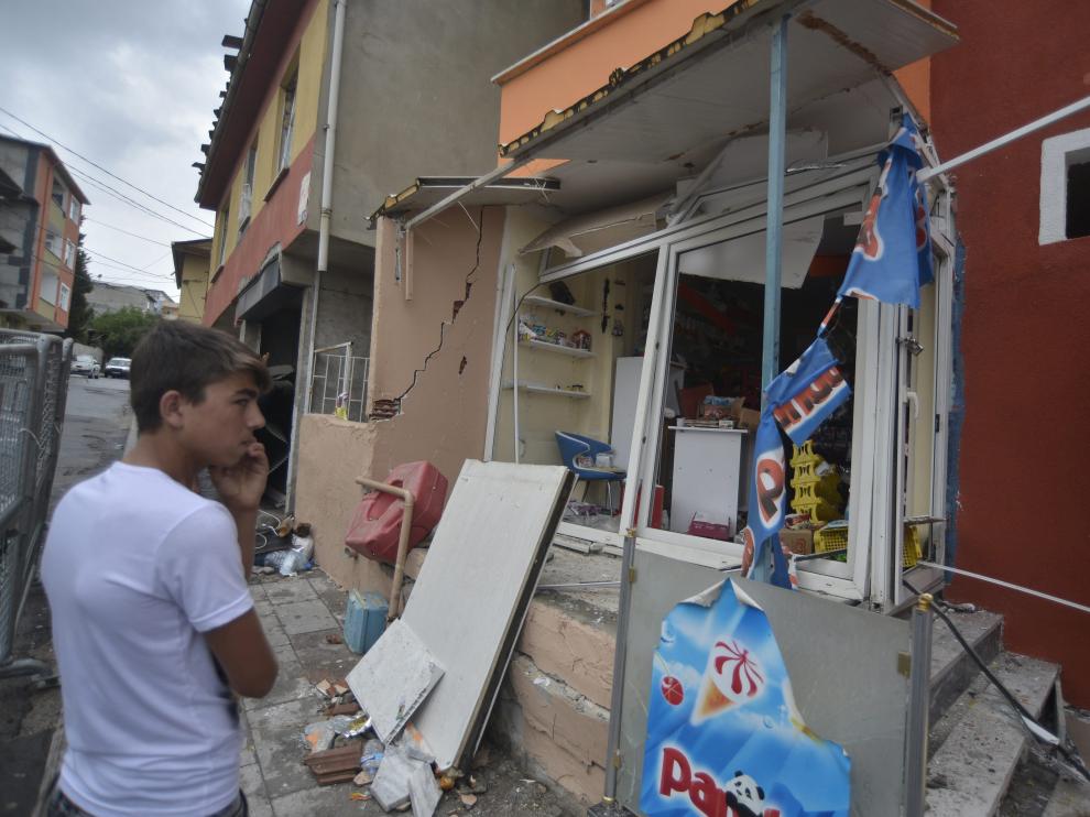 Ataque bomba en una comisaría de Estambul.
