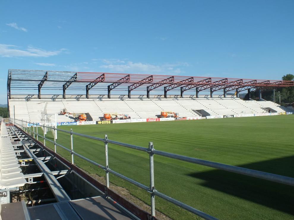 La reconstrucción de la grada de General del estadio de Anduva de Miranda avanza día a día.
