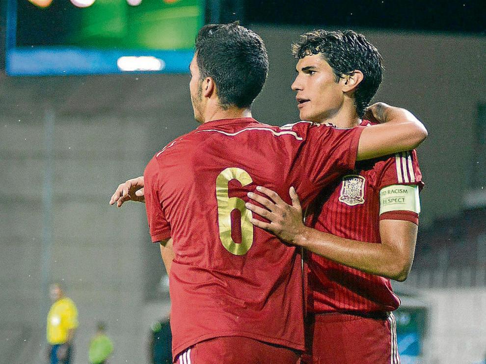 El zaragocista Jesús Vallejo (derecha) y Mikel Merino, con la selección española sub 19.