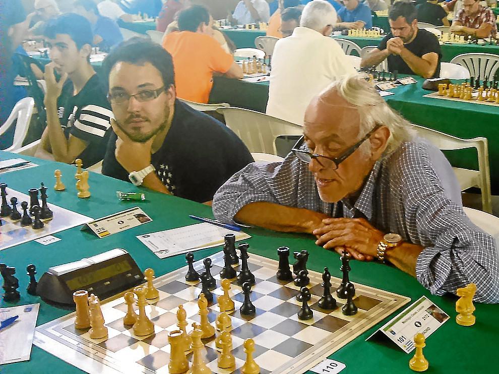 Lincoln Maiztegui, durante una partida, se confiesa un enamorado del ajedrez y también de Benasque.