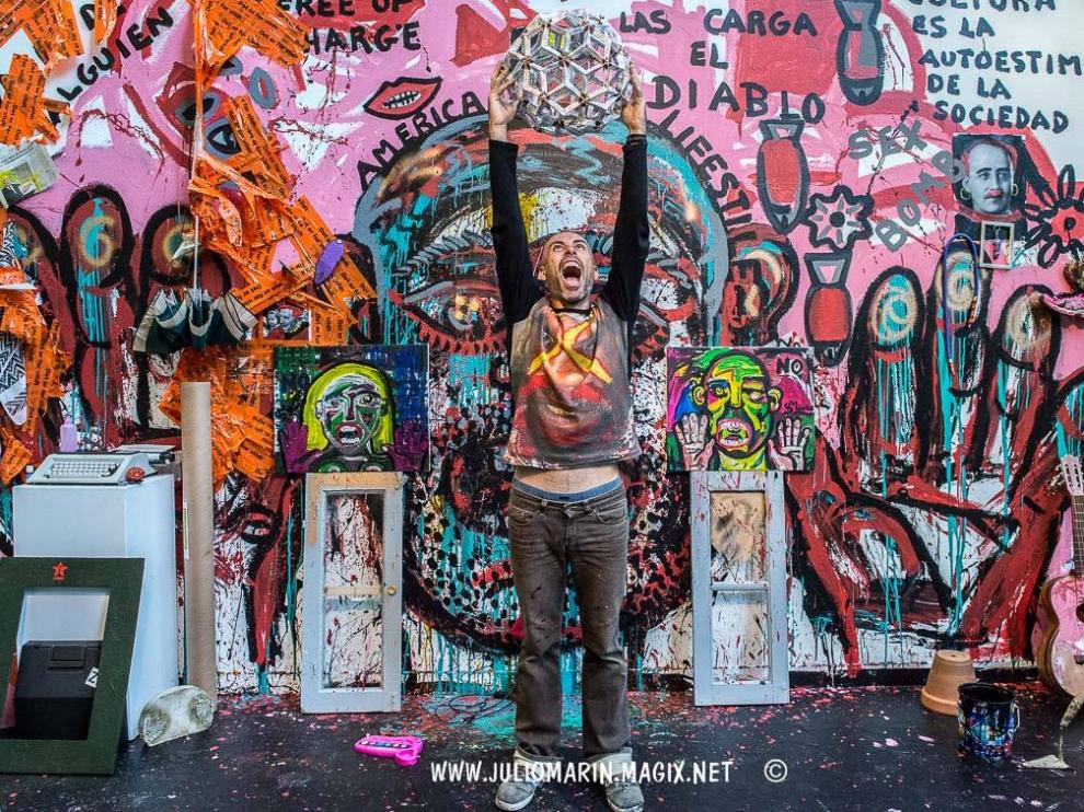 El artista y director del festival performance 'Out Of Mind', Sergio Muro, en una de sus obras