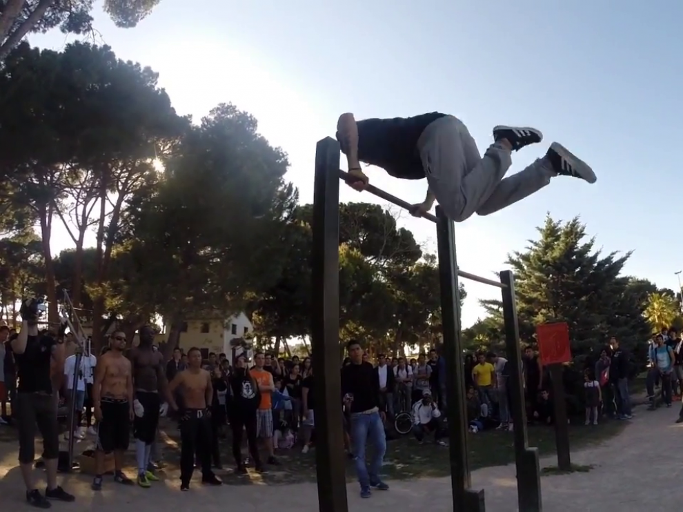 Una exhibición de 'street workout' en el Parque Grande José Antonio Labordeta de Zaragoza.