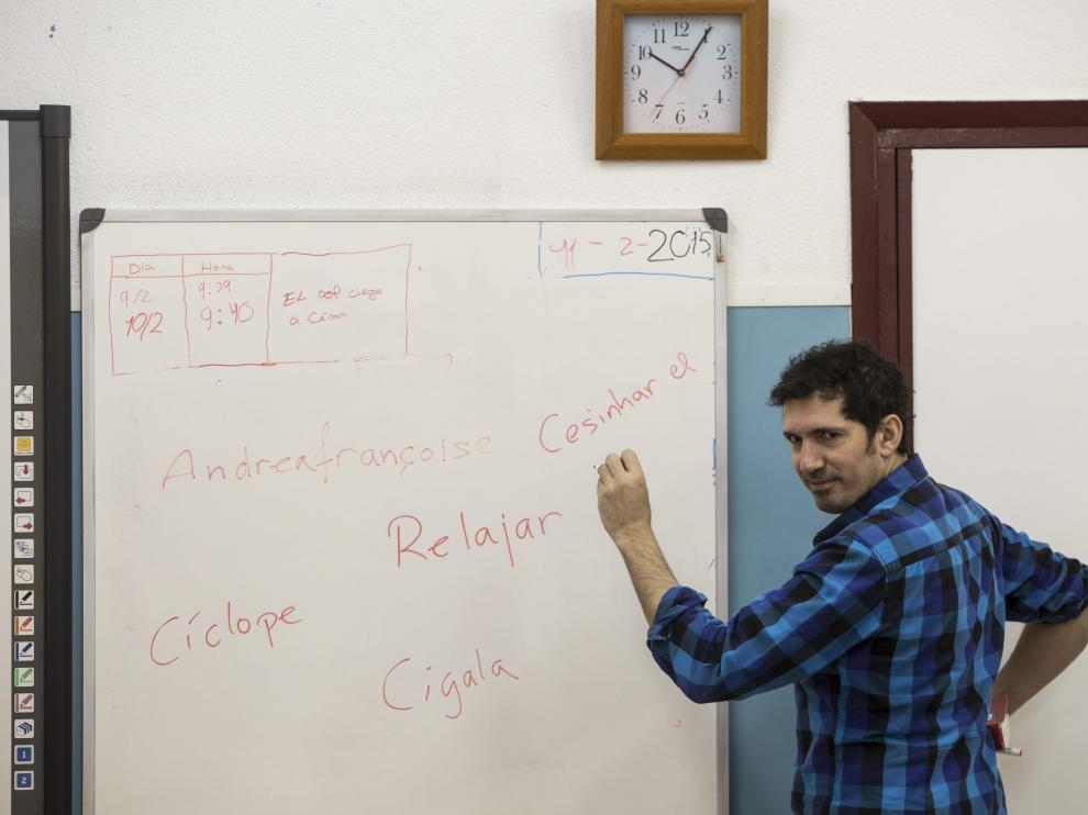 César Bona durante una de las clases en el CEIP Puerta Sancho.