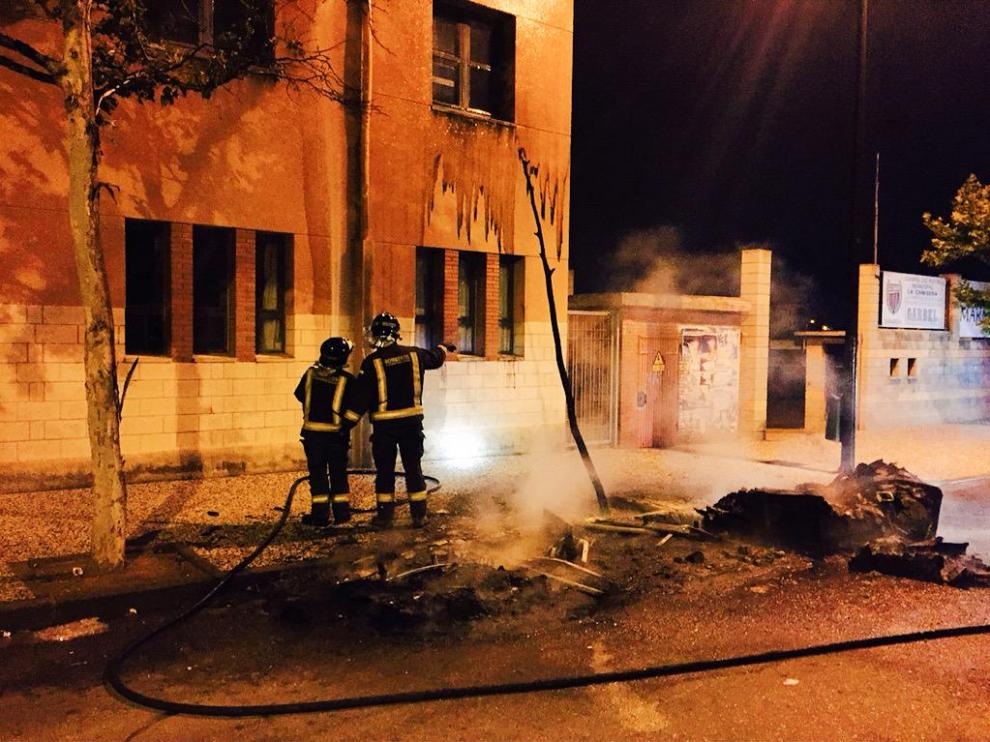 Los bomberos sofocan uno de los incendios en el barrio Oliver.