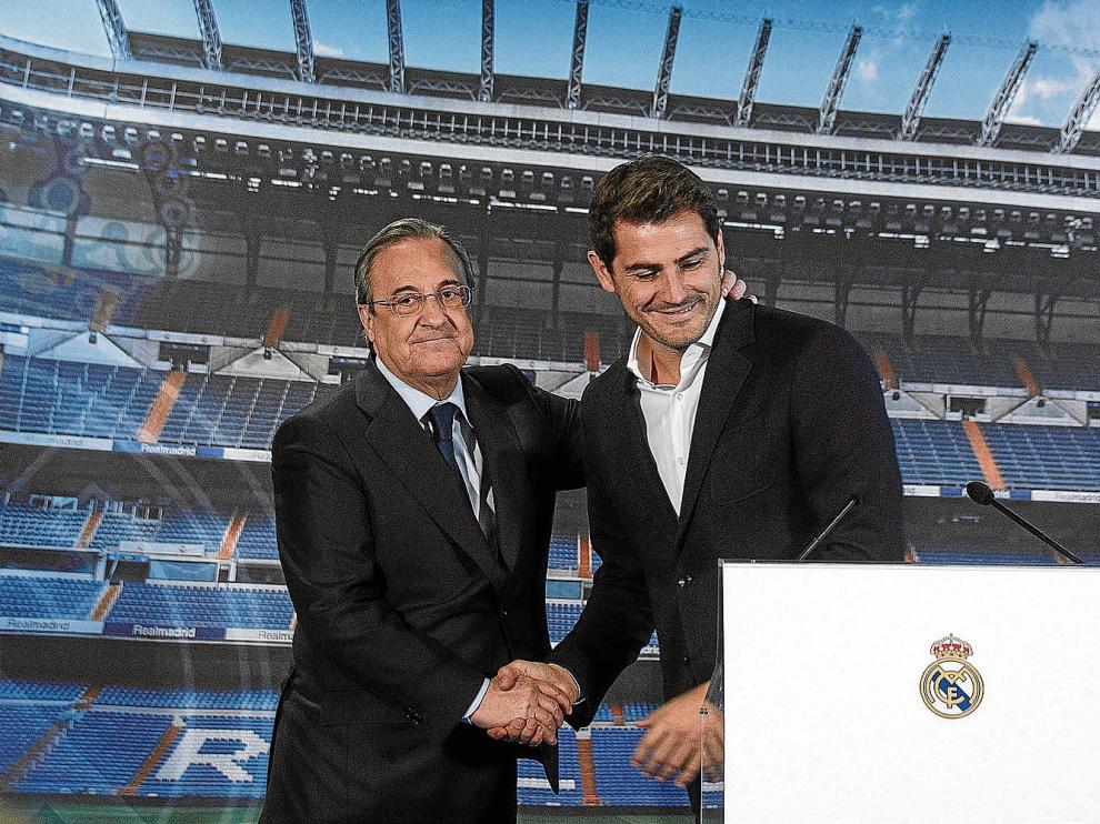 El presidente del Real Madrid, Florentino Pérez, y el portero Iker Casillas, ayer en el antepalco del Santiago Bernabéu.