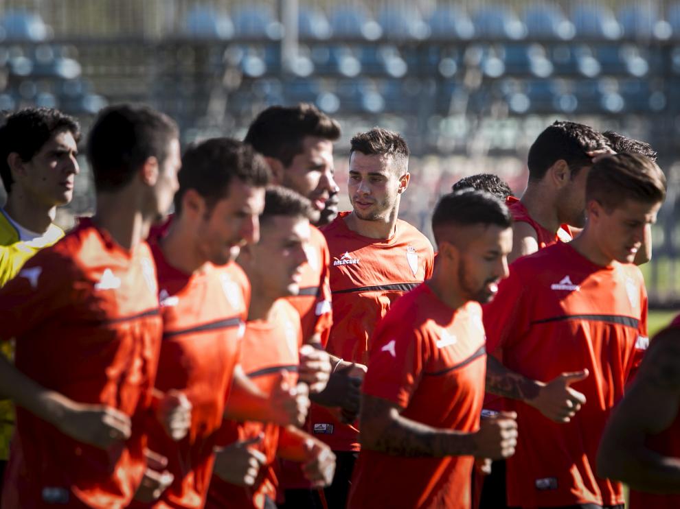 Los jugadores del Real Zaragoza, durante un entrenamiento
