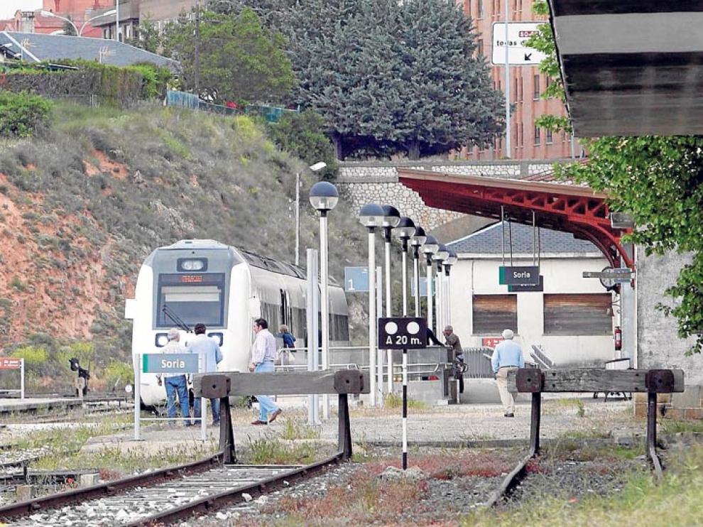 Un tren modelo 599 en la estación de El Cañuelo.