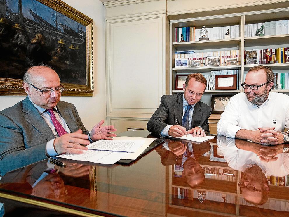 Christian Lapetra firma el documento de constitución, junto a Fernando Sainz de Varanda y en presencia del notario Honorio Romero.