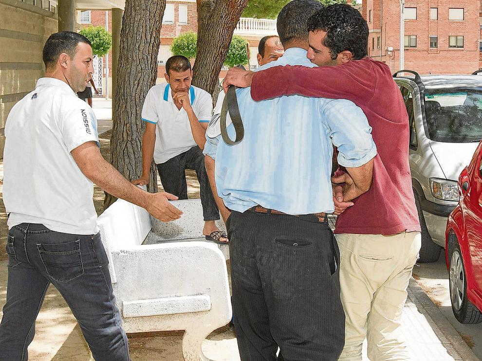 En la foto, tomada el pasado 3 de julio, aparece uno de los imputados, el marroquí Youness C., (de granate), en el momento de salir del Juzgado de Calamocha en libertad y ser arropado por un grupo de compatriotas.
