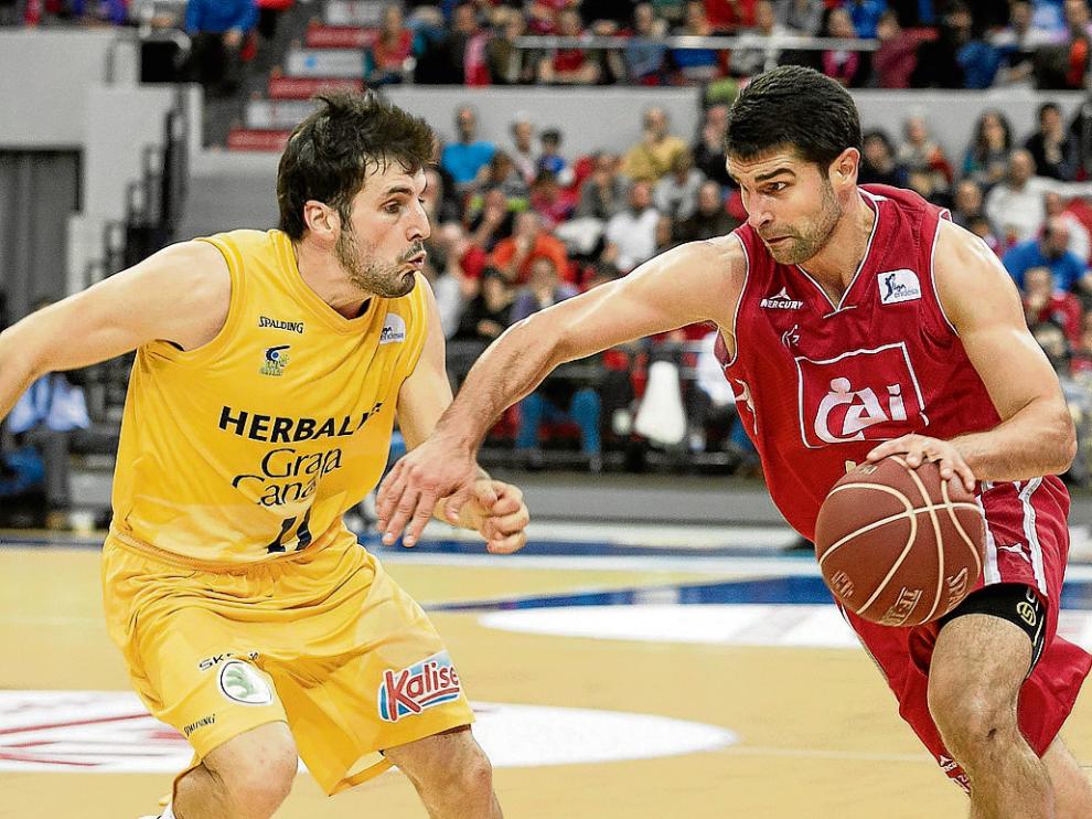 Tomás Bellas, con la camiseta del Herbalife, intenta frenar el avance de Kevin Lisch.