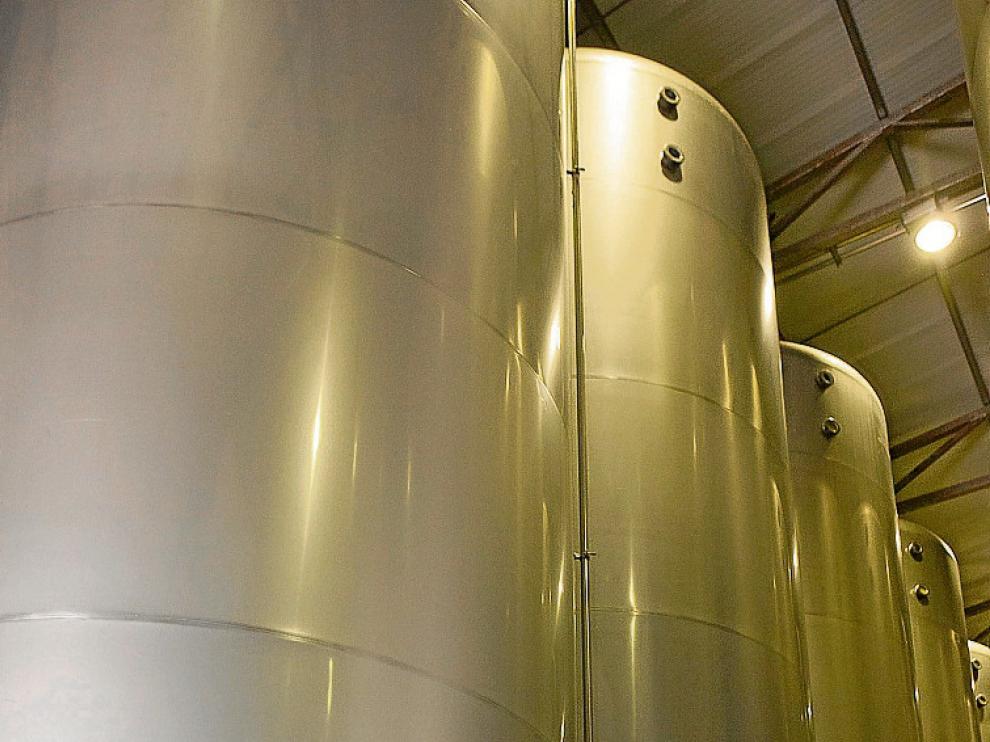 Artero, Brualla y Nerín, en la bodega refrigerada.