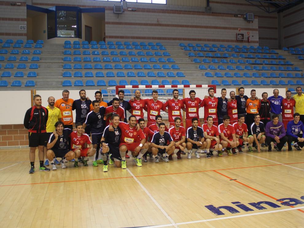 Foto de grupo de los dos equipos.