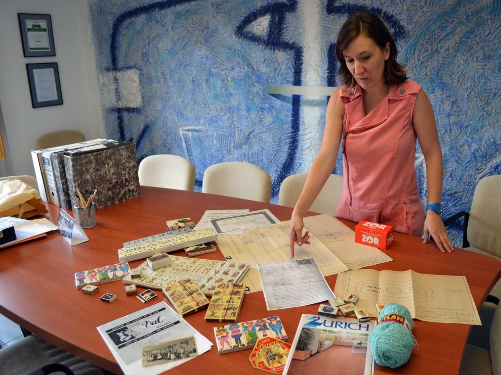Lola Zueco con parte del material que han recibido ya para la exposición.