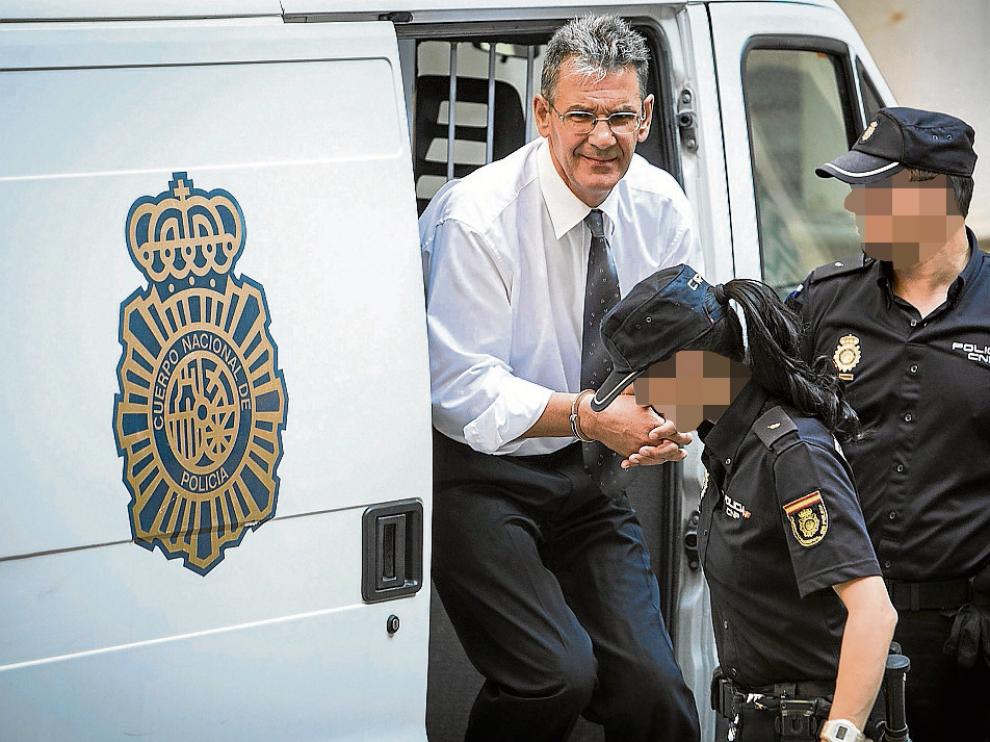 Antonio Losilla baja sonriente del furgón policial que le llevó ayer al Tribunal Superior.