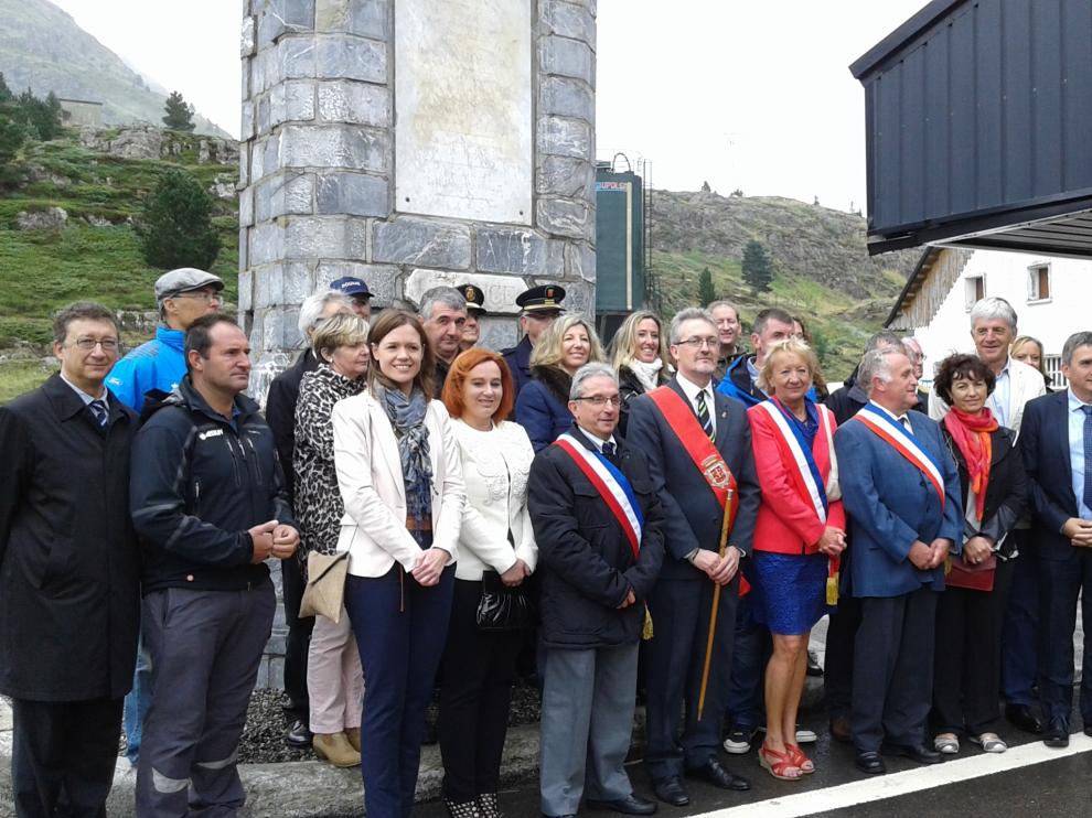 Miembros de la delegación española, encabezada por el alcalde de Jaca, durante el acto del reconocimiento de las mugas fronterizas en el Somport, acompañados por los alcaldes y representantes franceses.