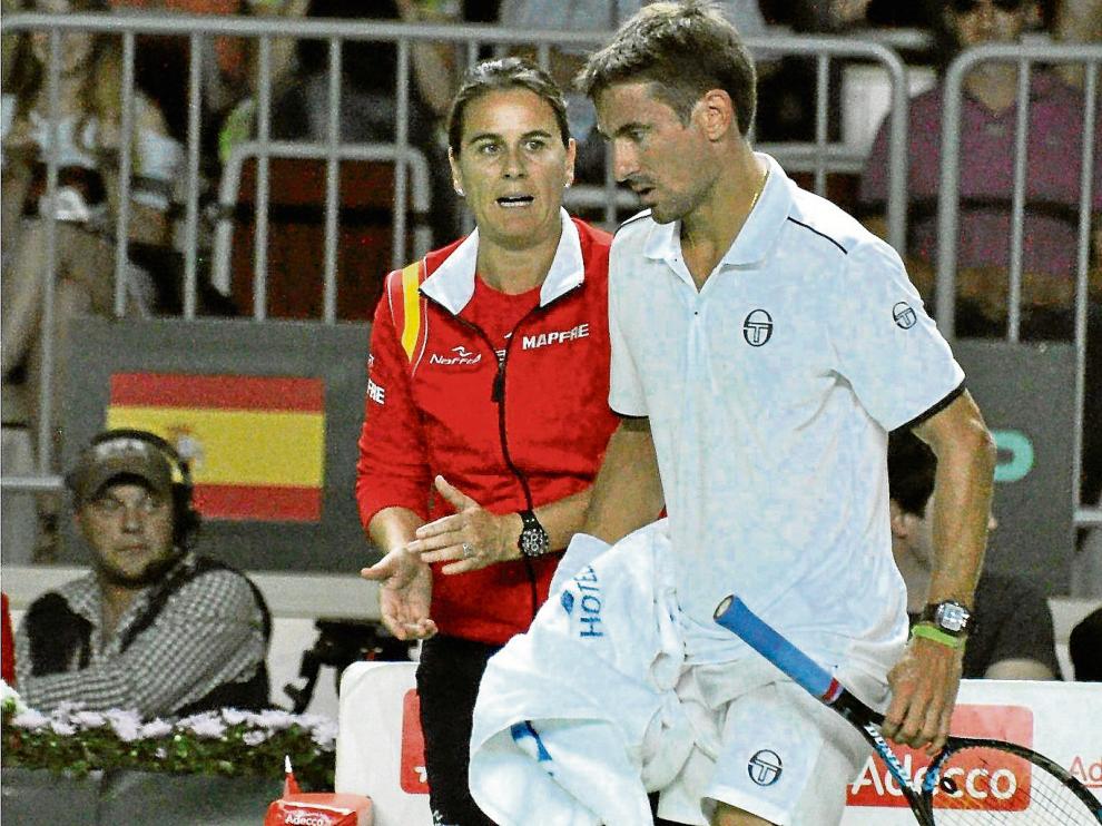 Conchita Martínez da indicaciones a Tommy Robredo, ayer, durante el partido del español contra el ruso Andrey Rublev.