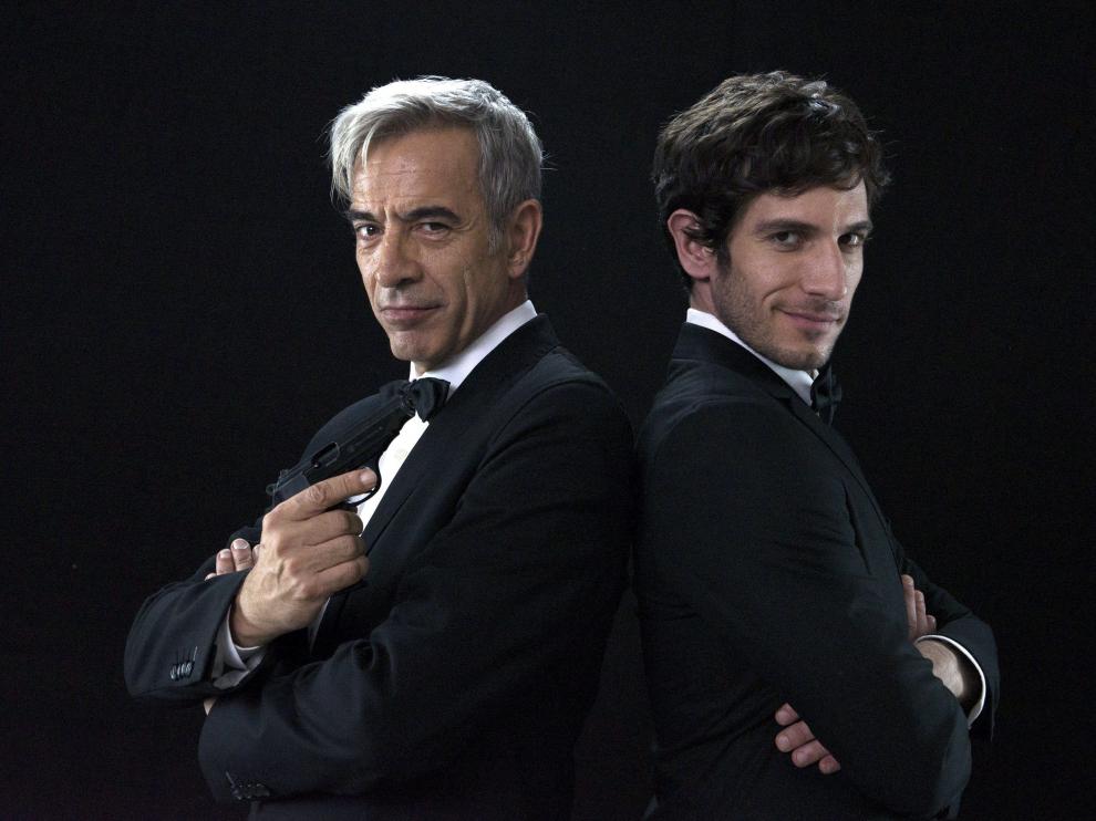 Imanol Arias y Quim Gutiérrez, en un fotograma de la película 'Anacleto, agente secreto'.