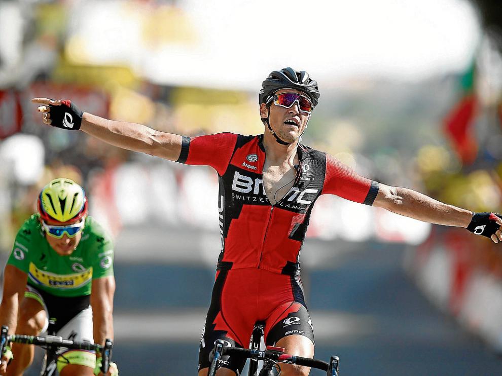 Van Avermaet celebra su triunfo in extremis frente a Sagan izda. en la etapa de ayer.