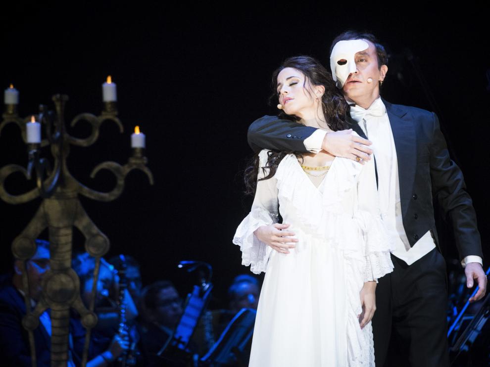 David Romero, en el papel del fantasma, y Talía del Val, como Christine, durante el pase gráfico de 'El fantasma de la ópera'