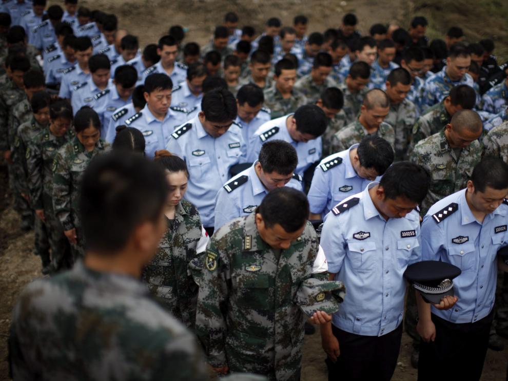 Soldados, policías y paramilitares asisten a un funeral por las víctimas de la explosión de Tianjin.
